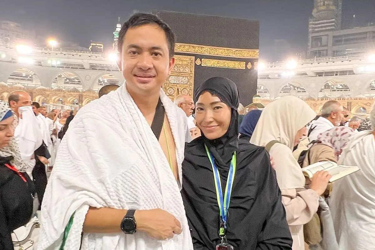 [Fimela] Ayu Dewi dan Regi Datau umrah
