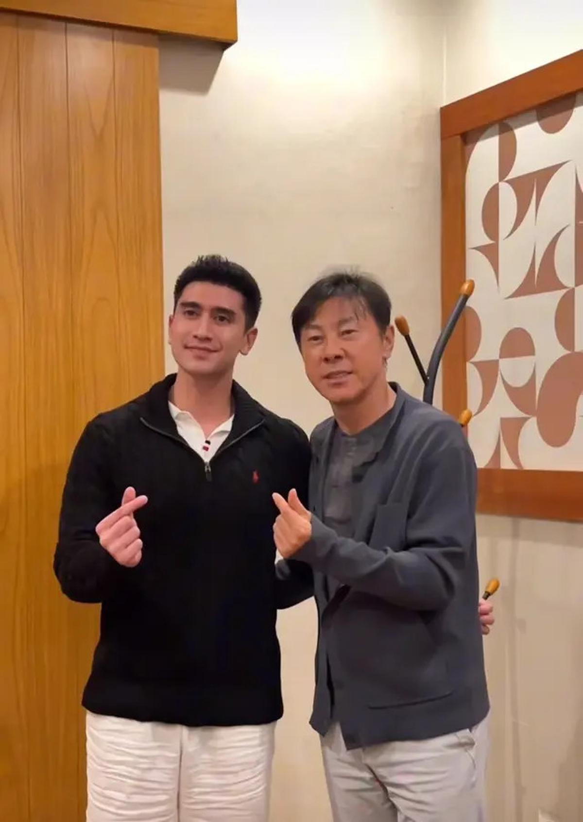 7 Potret Shin Tae-yong Dinner Bareng Verrell Bramasta, Ngobrol Hal Penting