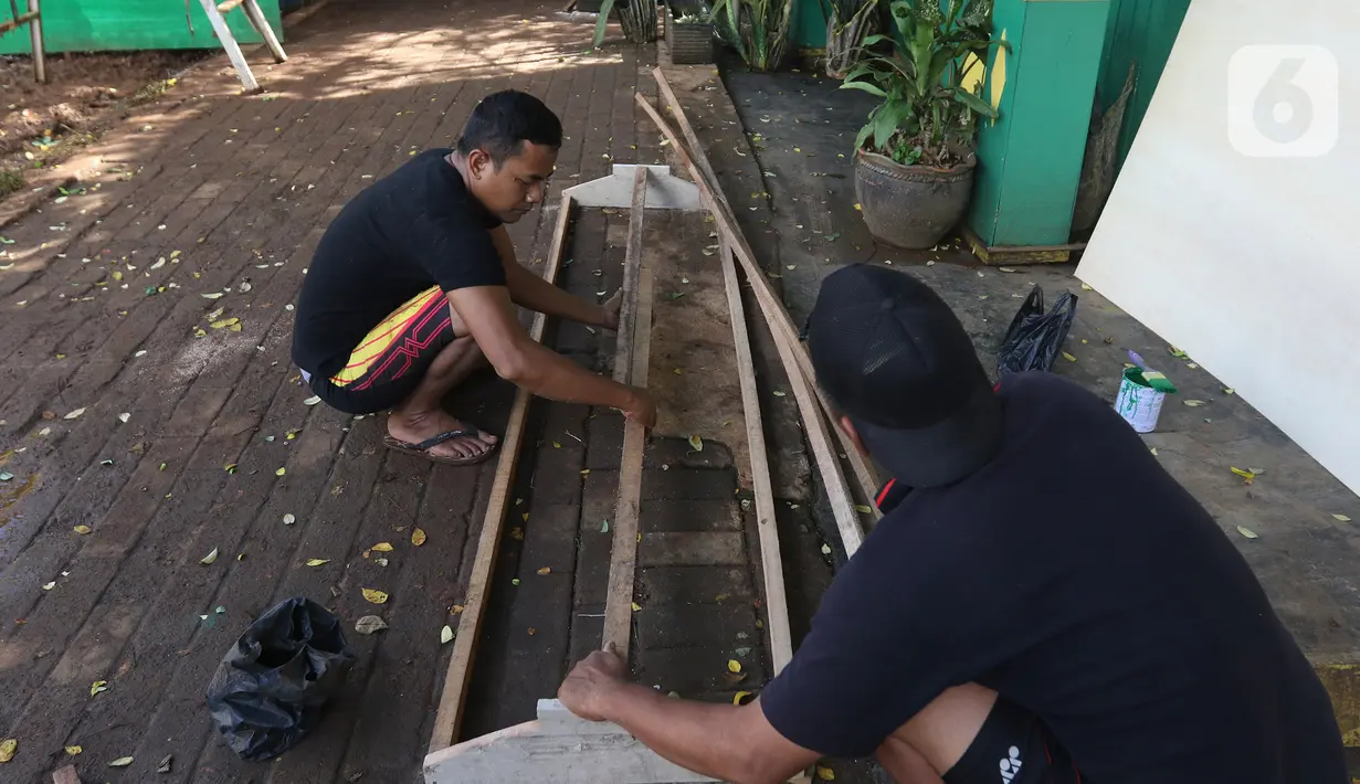 Suasana Tempat Pemungutan Suara (TPS) 32 bernuansa adat Betawi di lingkungan RT 04 RW 06 Kelurahan Cipayung, Depok, Selasa (8/12/2020). Jelang pelaksanaa Pilkada serentak 2020, sejumlah TPS bernuansa rumah adat dari berbagai daerah di Indonesia. (Liputan6.com/Herman Zakharia)