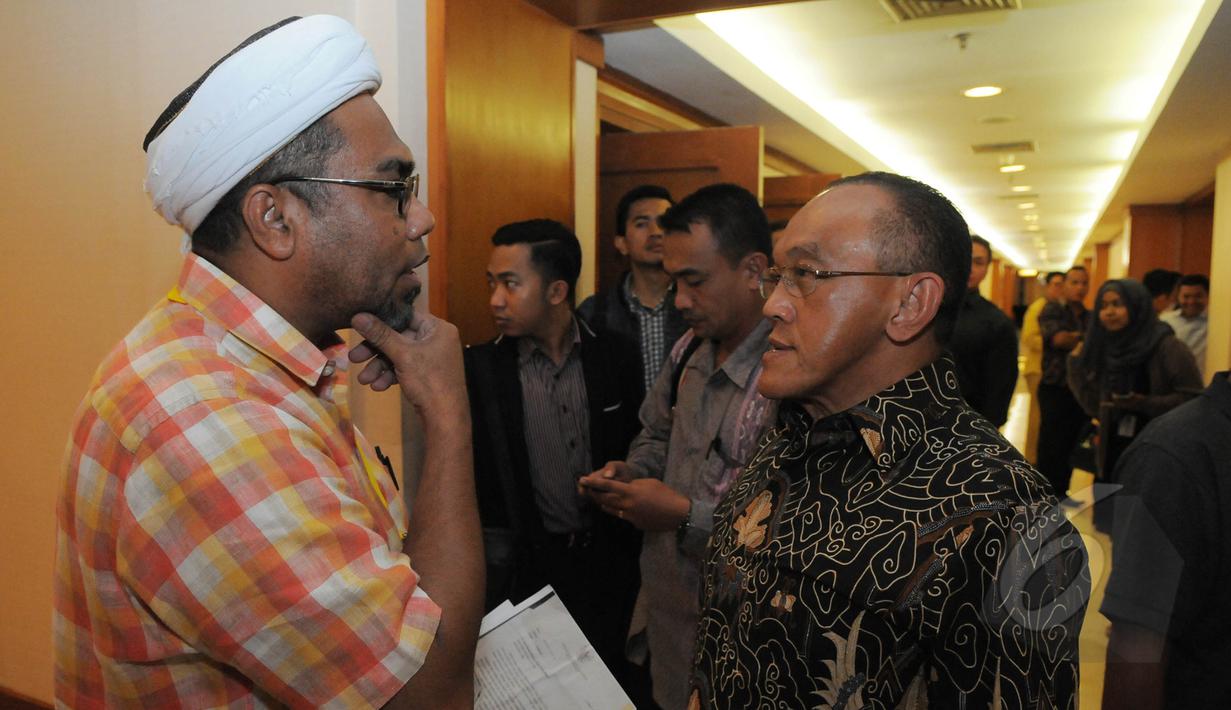 Ali Mochtar Ngabalin berbincang dengan Aburizal Bakrie, Jakarta, Selasa (10/3/2015).Ical berencana menggugat putusan Menhukham ke PTUN. (Liputan6.com/Herman Zakharia)