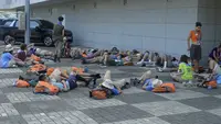 Peserta Jambore Pramuka Dunia berbaring untuk beristirahat di lokasi perkemahan pramuka di Buan, Korea Selatan, Jumat, 4 Agustus 2023. (Kim-yeol/Newsis via AP)