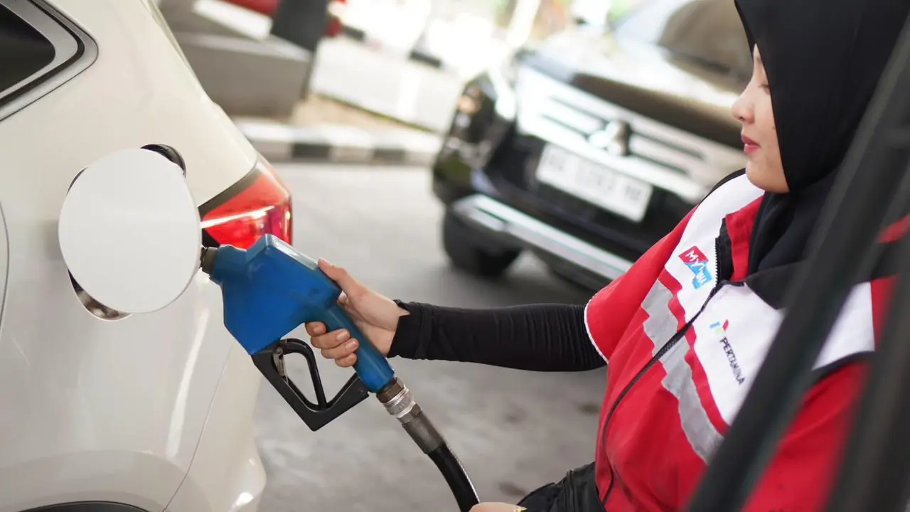 Petugas SPBU Pertamina mengisi BBM jenis Pertamax ke kendaraan. (Dok Pertamina Patra Niaga)