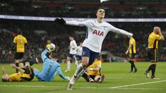 Pemain Tottenham Hotspur, Erik Lamela (tengah) melakukan selebrasi usai membobol gawang Newport County pada laga Piala FA di Wembley Stadium, London, (7/2/2018). Tottenham menang 2-0. (AFP/Ian Kington)
