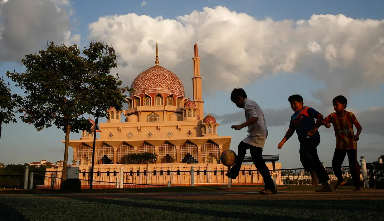 Anak-anak bermain di halaman masjid berwarna pink, kawasan Putrajaya, Malaysia. Salah satu landmark yang terkenal dari Putrajaya ini dibangun pada tahun 1997 oleh PM Mahathir Mohammad dan bisa menampung 15.000 jemaah. (File, AP Photo/Joshua Paul)