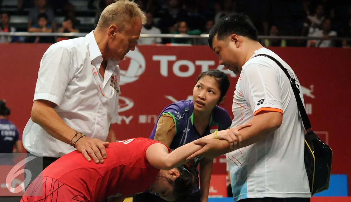 Pebulutangkis tunggal putri Indonesia, Lindaweni Fanetri (kedua kanan) menghampiri Ratchanok Intanon(Thailand) jelang dievakuasi keluar lapanganTotal BWF Championships 2015 di Jakarta, Kamis (13/8/2015). (Liputan6.com/Helmi Fithriansyah)