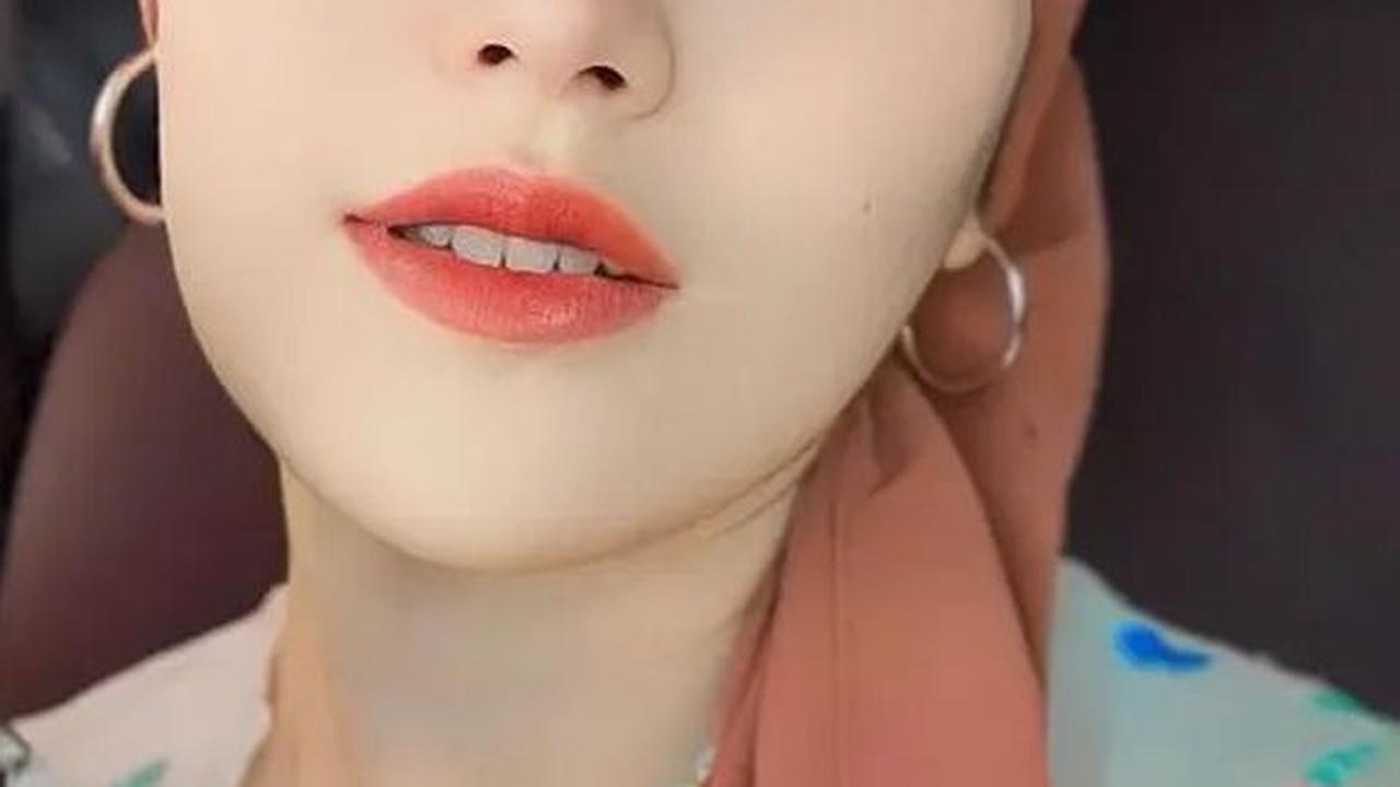 Ayu terlihat berseri-seri dalam gamis bermotif bunga-bunga yang dipadukan dengan hijab warna cokelat.