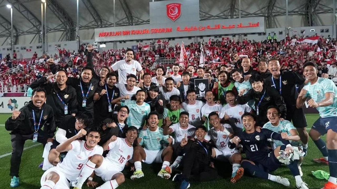 Salah seorang warga Desa Klumpit, Kecamatan Gebog, Kudus, Hadi ditemui di salah satu gerai penjual kaos olahraga di Kudus, Senin (29/4) mengakui sudah mencari kaos timnas ke beberapa toko, namun belum juga mendapatkan.<br>