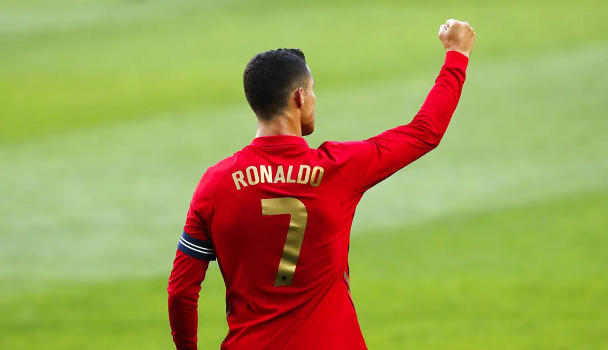 Pemain Portugal Cristiano Ronaldo melakukan selebrasi usai mencetak gol ke gawang Israel pada pertandingan persahabatan internasional di Stadion Alvalade, Lisbon, Portugal, Rabu (9/6/2021). Portugal menang 4-0. (AP Photo/Armando Franca)