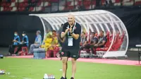 Pelatih PSM Makassar Bernardo Tavares memberikan instruksi dari pinggir lapangan Stadion Kapten I Wayan Dipta ketika menghadapi Kedah Darul Aman dalam semifinal Piala AFC 2022. (Maheswara Putra/Bola.com)