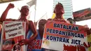Sejumlah pekerja JICT melakukan aksi unjuk rasa di depan Gedung KPK, Jakarta, Kamis (10/3/2016). Dalam aksinya mereka menuntut penuntasan kasus perpanjangan kontrak PT Jakarta International Container Terminal (JICT). (Liputan6.com/Helmi Afandi)