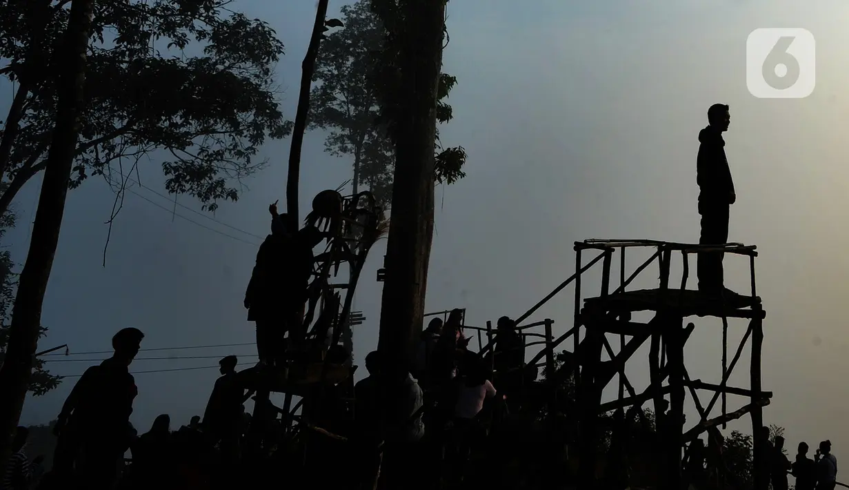 Pengunjung melihat pemandangan di kawasan Gunung Luhur di Desa Citorek Kidul, Kecamatan Cibeber, Kabupaten Lebak, Banten, Sabtu (23/11/2019). Akses menuju Negeri di Atas Awan Lebak Banten yang sempat viral di medsos ini bisa ditempuh naik kendaraan roda dua maupun empat. (merdeka.com/Arie Basuki)
