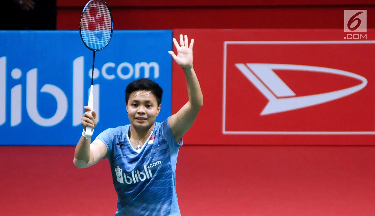 Ganda putri Indonesia, Apriyani Rahayu melambaikan tangan usai melawan Chae Yoo Jung/Hye Rin Kim pada perempat final Indonesia Masters 2018 di Istora Senayan, Jakarta, Jumat (26/1). Greysia/Apriyani unggul 21-16, 21-15. (Liputan6.com/Helmi Fithriansyah)