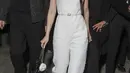 Jennie menghadiri koleksi ready-to-wear Chanel Fall/Winter 2023-2024 di Paris Fashion Week pada Selasa, 7 Maret 2023.  Datang dengan mobil sedan mewah, Jennie dikawal bodyguard. Ia datang mengenakan outfit yang memiliki konsep semi-casual. (Instagram/jennierubyjane)