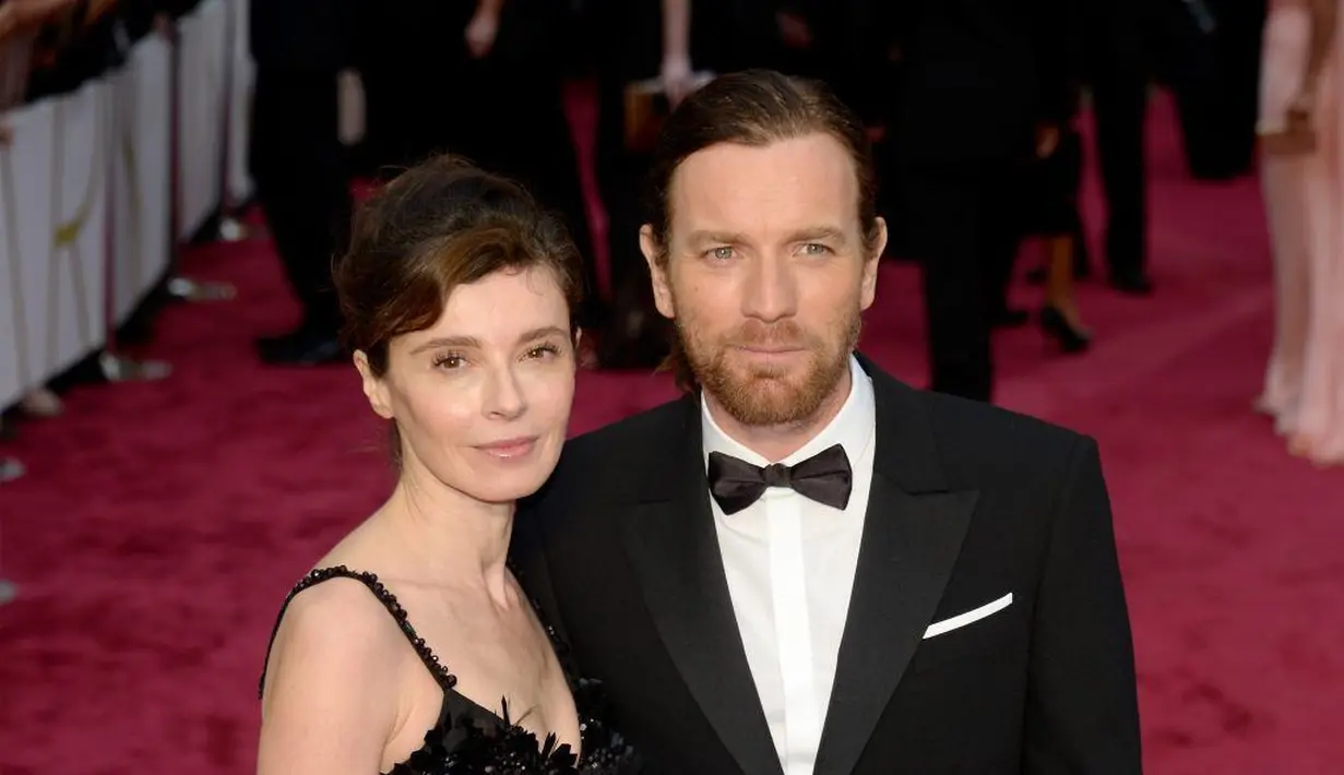 Ewan McGregor sendiri meninggalkan istrinya untuk seorang aktis, Mary Winstead. (The Cheat Sheet)
