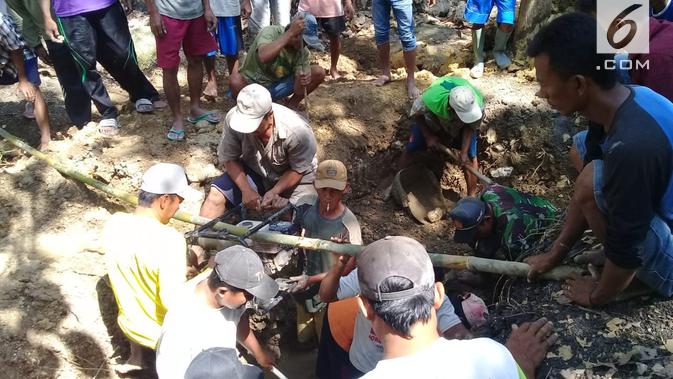 Syukuran sederhana warga Desa Jambangan Kecamatan Geyer kabupaten Grobogan di sumber air, bukti syukur dan harapan terlepas dari bencana kekeringan menahun. (foto: Liputan6.com/felek wahyu)