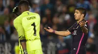 Pemain FC Barcelona, Luis Alberto Suarez terlihat memprotes wasit saat timnya kalah dari Malaga pada lanjutan La Liga Spanyol di di Estadio La Rosaleda (8/4/2017). Barcelona kalah 0-2 dari Malaga. (AP/Daniel Tejedor)