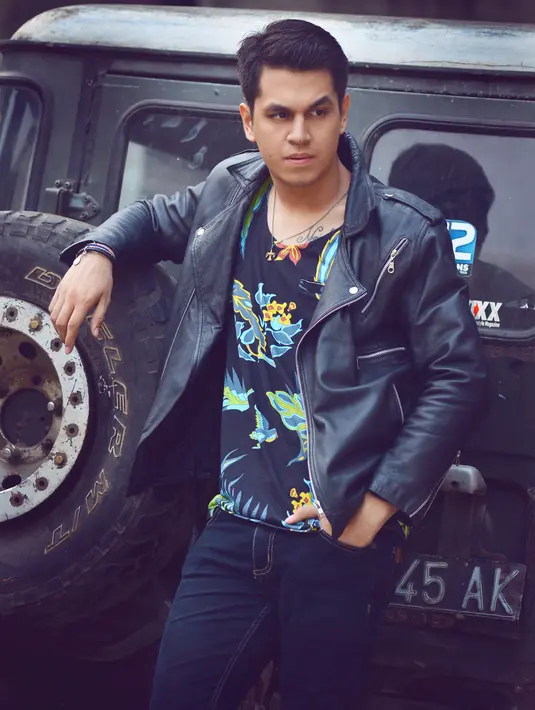 Menekuni syuting sinetron Ganteng Ganteng Serigala dengan cara stripping memang melelahkan, namun semua dilakoni Kevin Julio dengan happy.