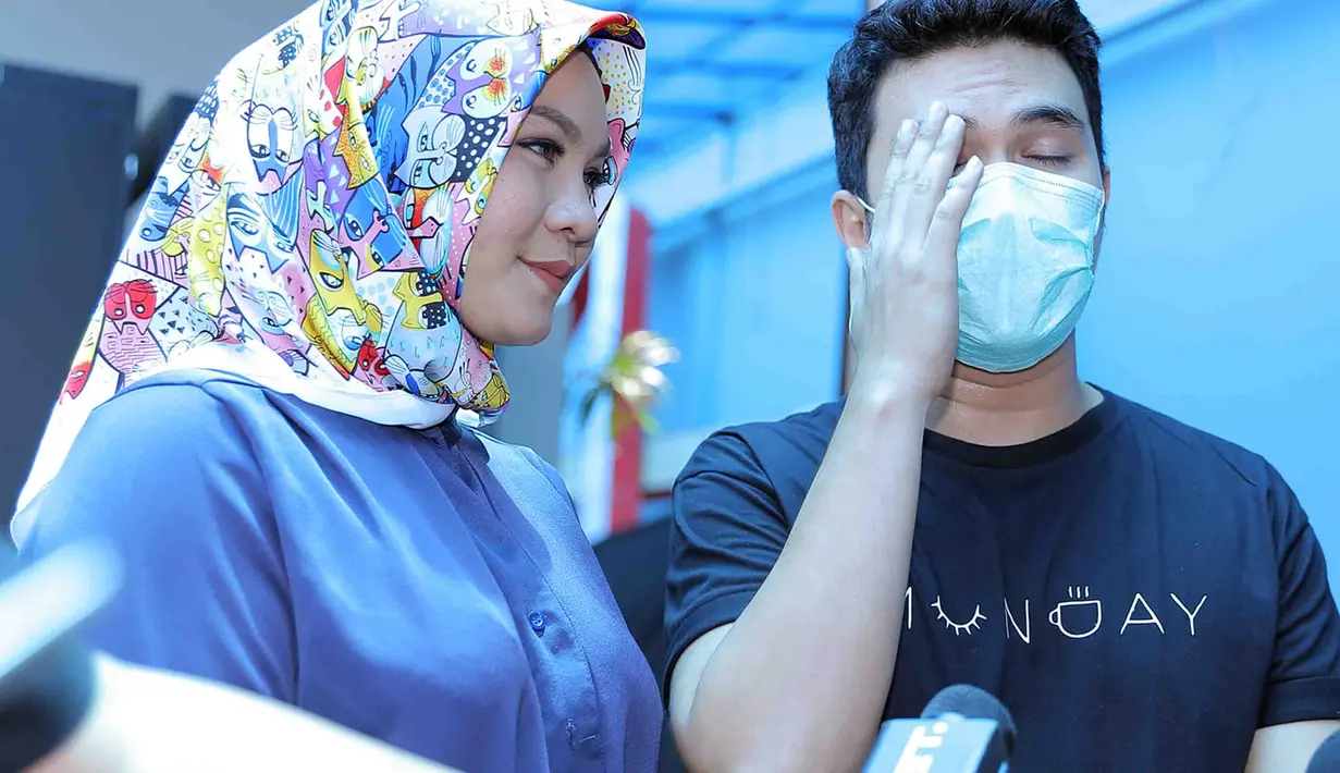 Sekitar tiga bulan lalu, Aldi mengetahui bahwa dirinya terkena kanker getah bening. Demi berjuang melawan penyakitnya, suami Georgia Aisyah itu  banyak istrirahat. (Deki Prayoga/Bintang.com)