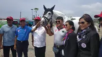 Menpora Zainuddin Amali (biru) ditemani oleh Ketua KONI Pusat, Marciano Norman (ketiga dari kiri), hadir dalam pembukaan Equestrian Champions League di Jakarta Internasional Equestrian Park Pulomas (JIEPP), Sabtu (14/12/2019). (Istimewa)