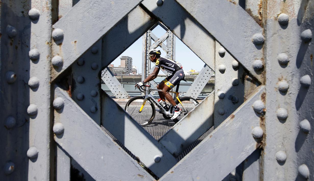 Pebalap beraksi dalam Etape 6 Tour de France yang menempuh jarak 191.5-km dari Abbeville menuju Le Havre, Prancis,. (9/7/2015). (AP Photo/Laurent Cipriani)