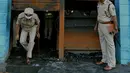 Polisi India mengecek restoran yang terbakar di Bangalore (8/1). Lima pekerja restoran tewas akibat kebakaran tersebut. Menurut Polisi, kurang dari dua minggu kebakaran telah terjadi di restoran lain menewaskan 14 orang. (AFP Photo/Manjunath Kiran)