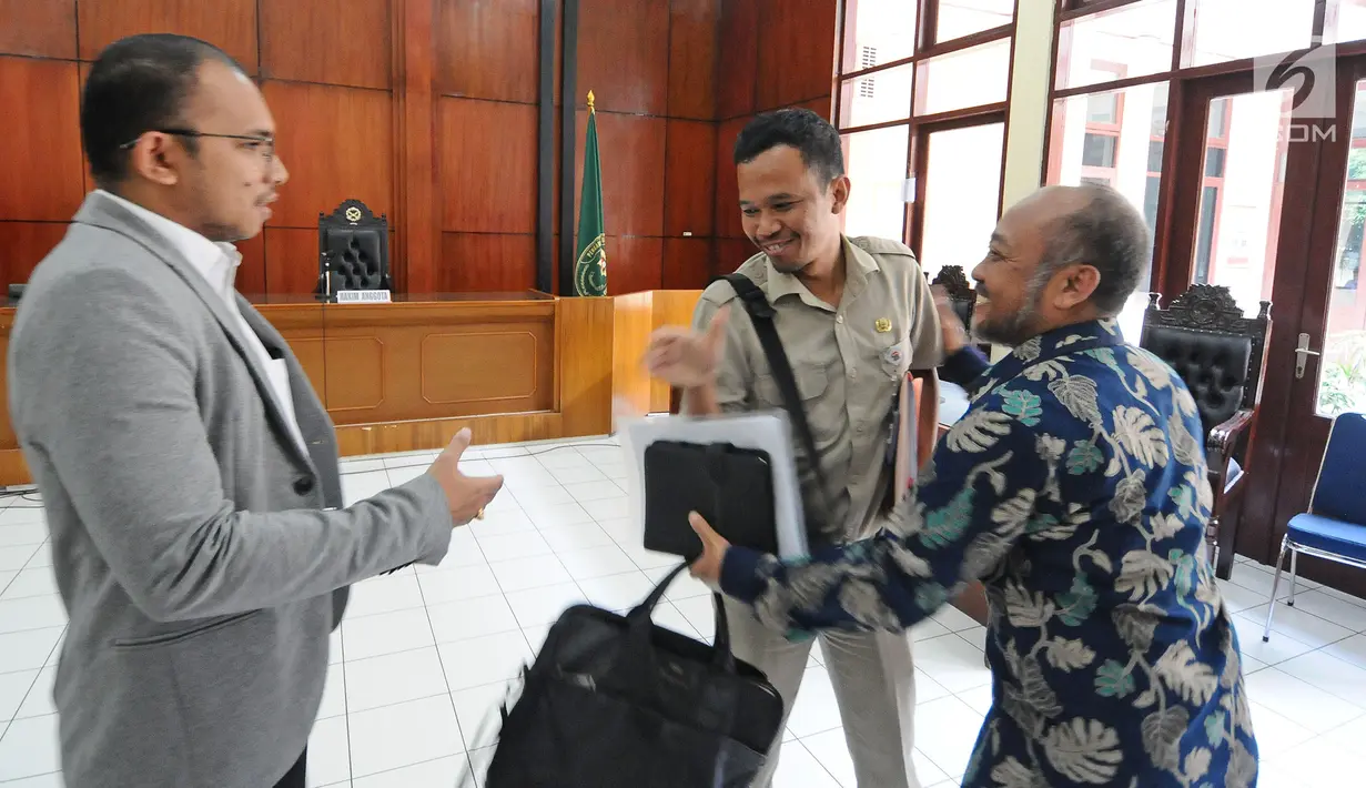 Tergugat intervensi Pemrov DKI Jakarta (tengah) bersiap menyalami kuasa hukum penggugat PT Buana Permata Hijau saat menghadiri sidang sengketa lahan Taman BMW di PTUN DKI Jakarta, Selasa (14/5/2019). PTUN DKI Jakarta mengabulkan seluruh gugatan PT Buana Permata Hijau. (Liputan6.com/Herman Zakharia)