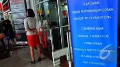Sebuah standing banner yang berisi pengumuman dari Dirjen Perhubungan Udara terpampang di depan pintu masuk keberangkatan Bandara Soekarno-Hatta, Jakarta, Sabtu (28/2/2015).(Liputan6.com/Faisal R Syam)