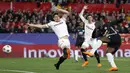 Romelu Lukaku (kanan) melepaskan tembakan melewati adangan dua pemain Sevilla pada laga 16 besar Liga Champions di Ramon Sanchez Pizjuan stadium, Seville, (21/2/2018). MU bermain Imbang 0-0 lawan Sevilla. (AP/Miguel Morenatti)