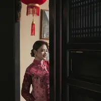 Di kesempatan lain, Kahiyang terlihat mengenakan kebaya model cheongsam warna merah sembari berpose memperlihatkan jawline yang semakin tegas.  [@ayanggkahiyang]