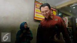 Gubernur DKI Jakarta, Basuki T Purnama berjalan usai menjalani pemeriksaan di Bareskrim Mabes Polri, Jakarta, Kamis (25/2). Ahok diperiksa sebagai saksi bagi dua tersangka Firmansyah dan Fahmi Zulfikar. (Liputan6.com/Gempur M Surya)