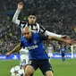 Bek AS Monaco,  Aymen Abdennour (depan) Berusaha mengahalu bola dari kejaran Penyerang Juventus Alvaro Morata di leg 8 besar Liga Champions di Juventus Stadium, Italia, Rabu (15/4/2015). Juvenetus Menang 1-0 atas AS Monaco. (AFP PHOTO/Giuseppe Cacace)