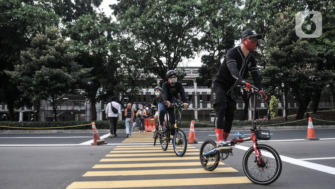 Pesepeda saat berolahraga di kawasan GBK, Jakarta, Minggu (13/9/2020). Warga Jakarta bersiap kembali mengikuti peraturan PSBB yang diterapkan oleh Pemprov DKI mulai Senin (14/9) besok akibat terus meningkatnya kasus Covid-19 di Ibu Kota. (merdeka.com/Iqbal S. Nugroho)