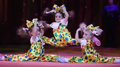 Penampilan Trio The Izhevsk saat pembukaan Festival Sirkus Internasional Monte-Carlo ke-41 di Monaco (19/1). Festival sirkus terbesar didunia ini di gelar selama 10 hari, di mulai tanggal 19 hingga 29 Januari 2017. (Valery Hache / POOL / AFP)