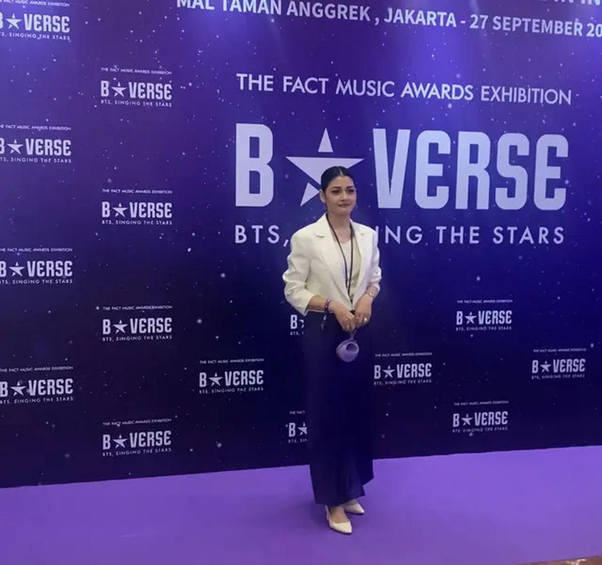 5 Gaya Publik Figur dengan Busana Ungu di Purple Carpet Pameran BTS BSTARVERSE