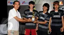 Ketua Panitia dari Universita Gunadarma memberikan tropi kepada salah satu pemenang lomba futsal (Liputan6.com/Andrian Martinus)