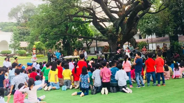 Presiden Jokowi mengajak sekitar 300 anak-anak untuk bermain di halaman belakang Istana Merdeka, Jakarta.