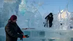 Pemahat es memberikan sentuhan akhir pada patung es di festival Ice and Snow World Harbin, di Harbin, timur laut China, Jumat (3/1/2019).  Festival es terbesar dunia tersebut diadakan untuk menyambut musim dingin yang berlangsung selama satu bulan lebih. (NOEL CELIS/AFP)