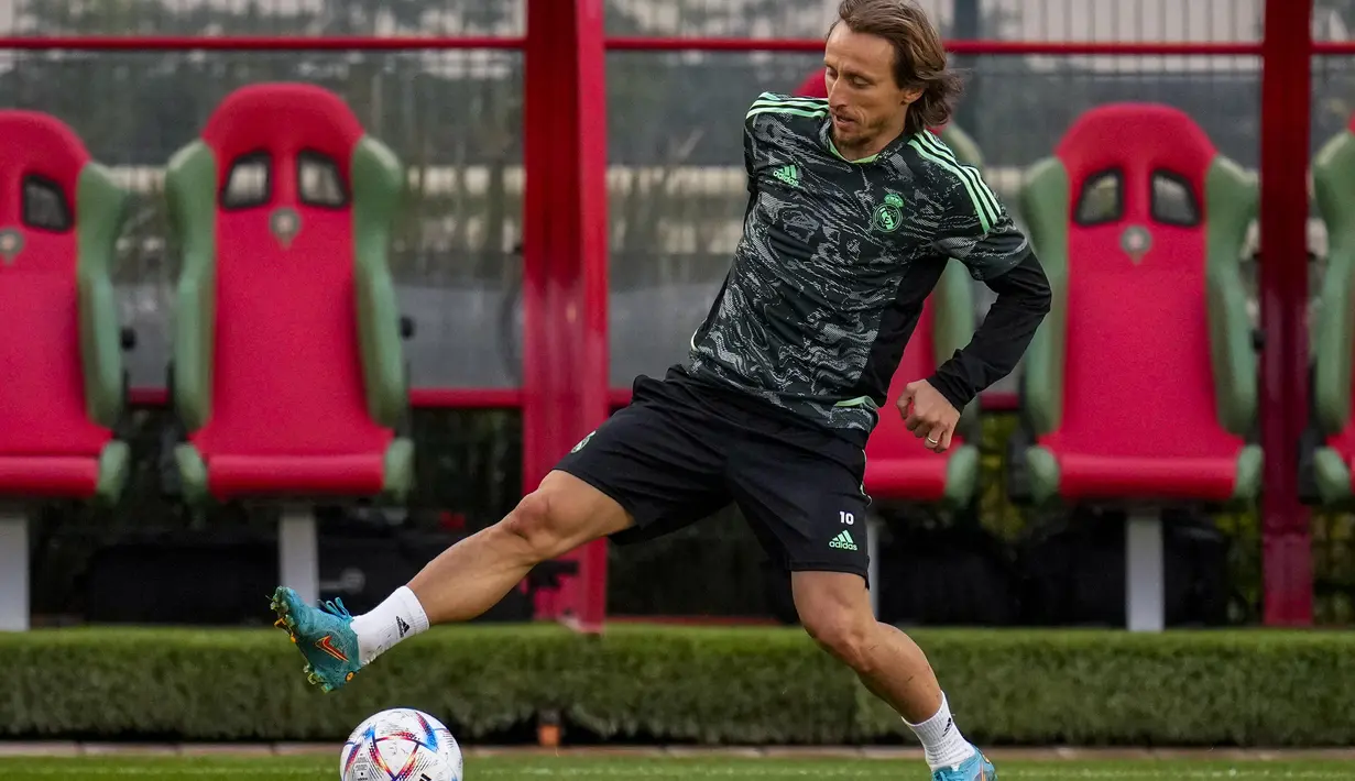 Gelandang Real Madrid Luka Modric mengontrol bola saat sesi latihan  jelang berhadapan dengan wakil Asia, Al-Hilal pada final Piala Dunia Antarklub 2022, di Rabat, Maroko, Jumat (10/2/2023). Dengan empat gelar, Real Madrid pun tercatat sebagai tim tersukses di kejuaraan yang digelar pertama kali pada 2000 itu. (AP Photo/Manu Fernandez)