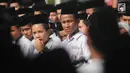 Santri Kota Tangerang Selatan mengikuti apel untuk memperingati Hari Santri Nasional di lapangan Pesantren AL-Amanah AL-Gontroy, Pondok Aren, Senin (22/10). Acara tersebut dalam rangka memperingati Hari Santri Nasional ke-3. (Merdeka.com/Arie Basuki)