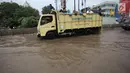 Sebuah truk mengevakuasi karyawan dan warga yang terjebak banjir di Jalan Boulevard Raya, Kelapa Gading, Jakarta, Kamis (15/2). Ketinggian banjir di kawasan ini mencapai 50 centimeter. (Liputan6.com/Arya Manggala)