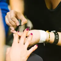 Ilustrasi cat kuku | unsplash.com/@krisatomic