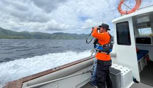 Tim SAR Gabungan melakukan pencarian terhadap WNA Spanyol korban tenggelam KM Putri Sakinah di Labuan Bajo, NTT. (Liputan6.com/Ola Keda)