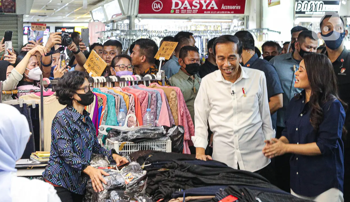 Jokowi dan rombongan kemudian bergerak menuju blok pakaian di Pasar Tanah Abang. (Liputan6.com/Faizal Fanani)