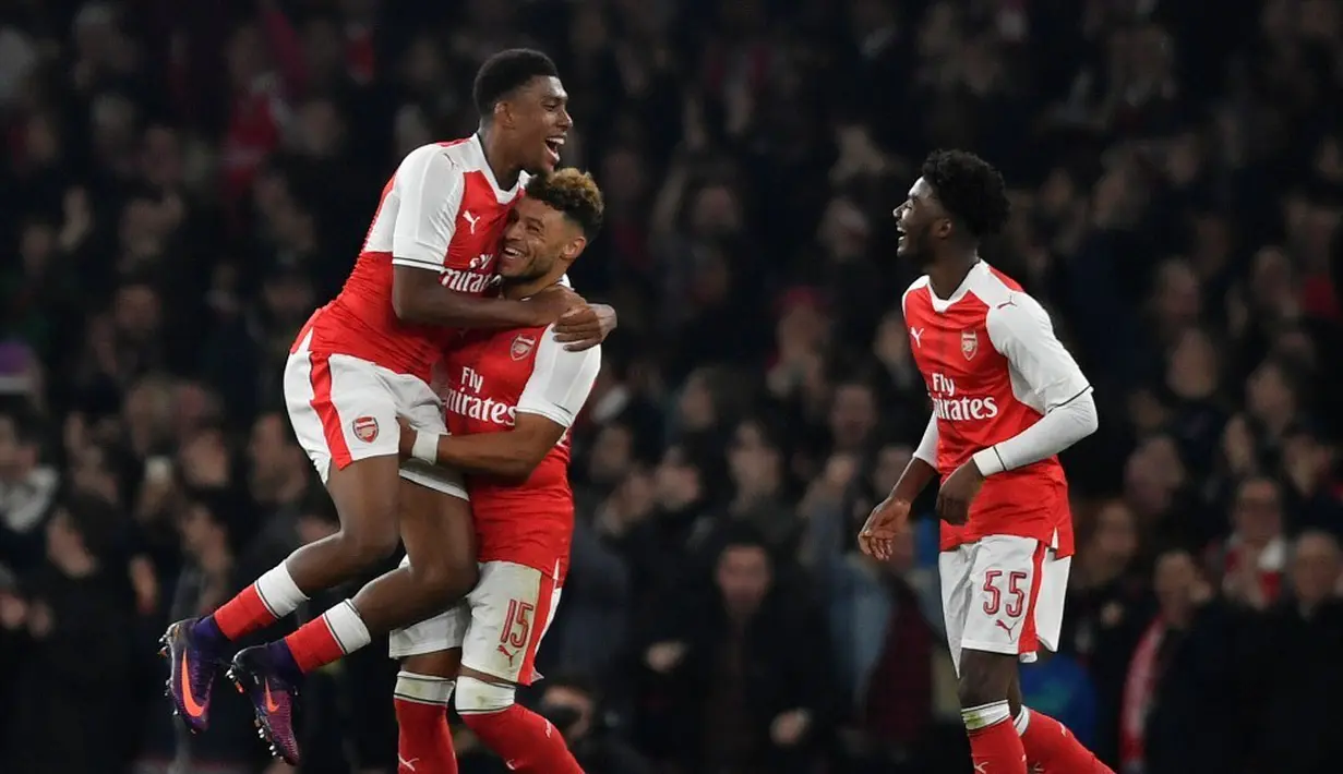 Pemain Arsenal merayakan gol yang dicetak Alex Oxlade-Chamberlain ke gawang Reading dalam laga 16 besar Piala Liga Inggris di Stadion Emirates, Rabu (26/10/2016) dini hari WIB. (Action Images via Reuters/Tony O'Brien)