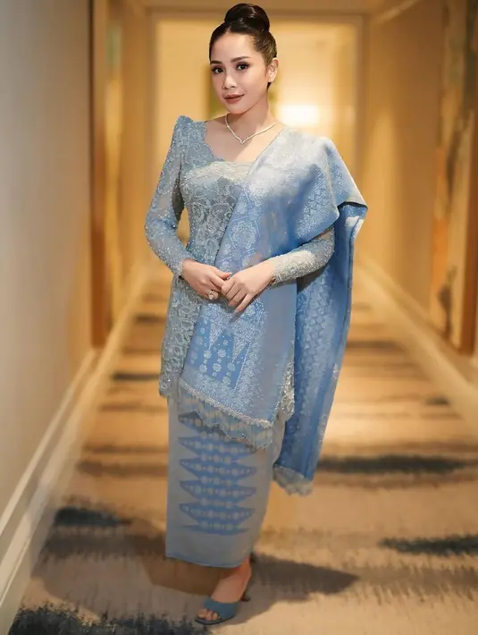 <p>Nagita Slavina tampil anggun dalam kebaya brokat rancangan Didiet Maulana. Kebaya sentuhan klasik yang terlihat pada bahu puffy tersebut dipadukan dengan kain songket dan bawahan yang senada, menambah kesan elegan pada penampilannya. [@didietmaulana].</p>