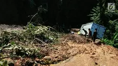 Sebuah truk terjebak longsor di ruas Ciwidey-Cidaun, Kabupaten Cianjur, Jawa Barat (27/4). Terdapat tiga titik lokasi longsor, yaitu di Kampung Cipandak, Desa Wangun Jaya, Kecamatan Naringgul, Kabupaten Cianjur. (Liputan6.com/Ahmad Sudarno)