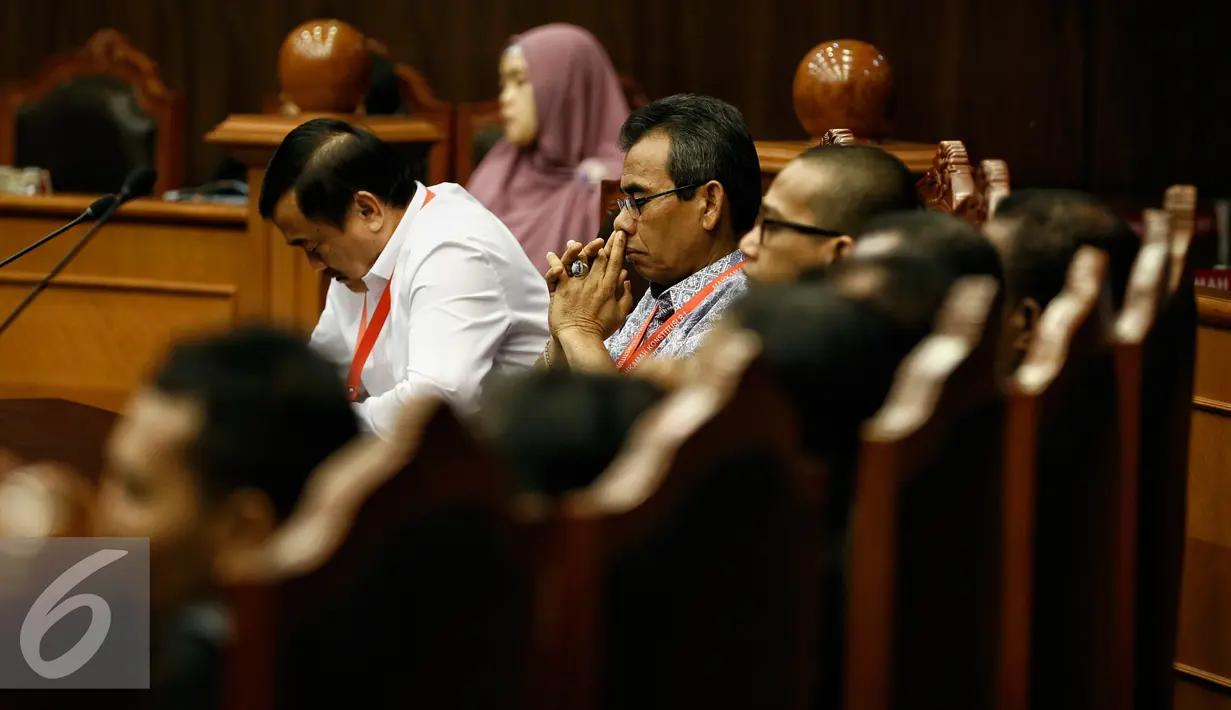 Pemohon saat mengikuti sidang putusan 3 gugatan perkara PHP kepala daerah 2015, Jakarta, Senin (22/2). Ketiga permohonan gugatan yang akan diputus adalah Kabupaten Halmahera Selatan, Mamberamo Raya, dan Kuantan Singingi. (Liputan6.com/Faizal Fanani)