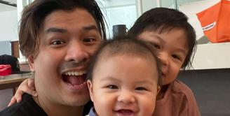 Seperti inilah kebersamaan Glenn Alinskie bersama kedua buah hatinya, Nastusha Olivia Alinskie dan Dante Oliver Alinskie. Senyum mereka terpancar dari Glenn dan dua anaknya. (Foto: instagram.com/glennalinskie)