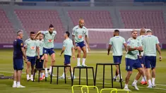 Pemain Brasil Dani Alves (tengah) dan rekan satu timnya berolahraga saat sesi latihan di Stadion Grand Hamad, Doha, Qatar, 29 November 2022. Brasil akan menghadapi Kamerun dalam pertandingan sepak bola Grup G Piala Dunia 2022 pada 2 Desember. (AP Photo/Andre Penner)