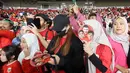 Suporter wanita menunggu pemain Timnas Indonesia yang berkeliling lapangan setelah menghadapi Irak pada laga Grup F putaran kedua Kualifikasi Piala Dunia 2026 zona Asia di Stadion Utama Gelora Bung Karno (SUGBK), Senayan, Jakarta, Kamis (6/6/2024). (Bola.com/M Iqbal Ichsan)